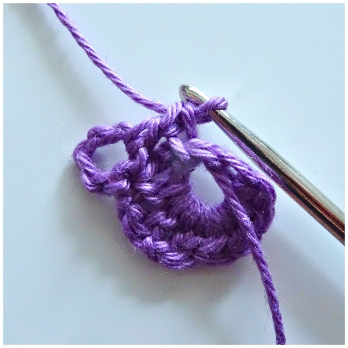 Blog-Inhaltsbild für 'Vielseitiges Häkelband mit Blümchen - perfekt für Geschenke und Deko (kostenlose Häkelanleitung)'