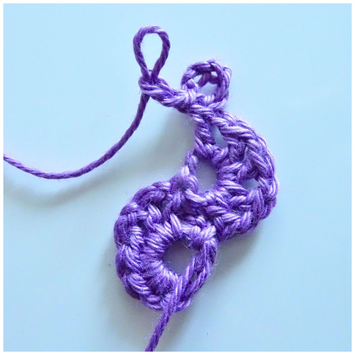 Blog-Inhaltsbild für 'Vielseitiges Häkelband mit Blümchen - perfekt für Geschenke und Deko (kostenlose Häkelanleitung)'