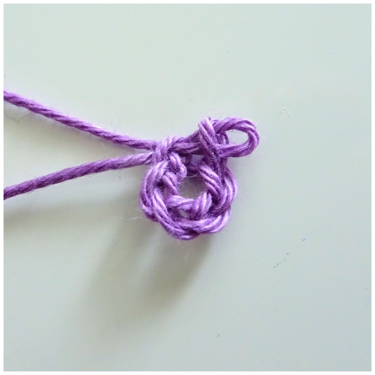 Blog-Inhaltsbild für 'Vielseitiges Häkelband mit Blümchen - perfekt für Geschenke und Deko (kostenlose Häkelanleitung)'