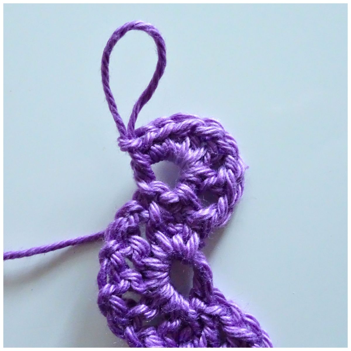 Blog-Inhaltsbild für 'Vielseitiges Häkelband mit Blümchen - perfekt für Geschenke und Deko (kostenlose Häkelanleitung)'