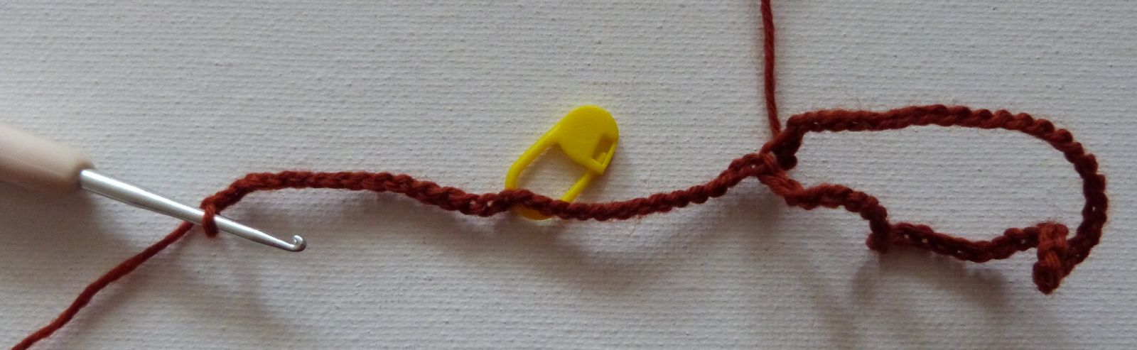 Blog-Inhaltsbild für 'Glückshäschen häkeln, kostenlose Anleitung (Fotos für Linkshänder*innen)'