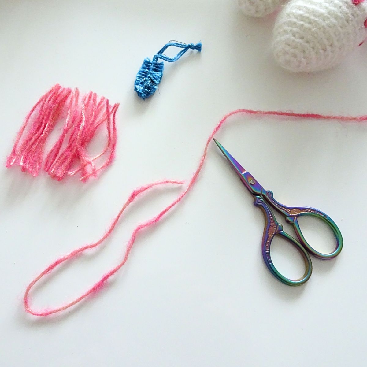 Blog-Inhaltsbild für 'Gehäkelte und geknüpfte Woll-Federn – 2 kostenlose Anleitungen für Handarbeits-Projekte, z.B. Ostereier-Deko'