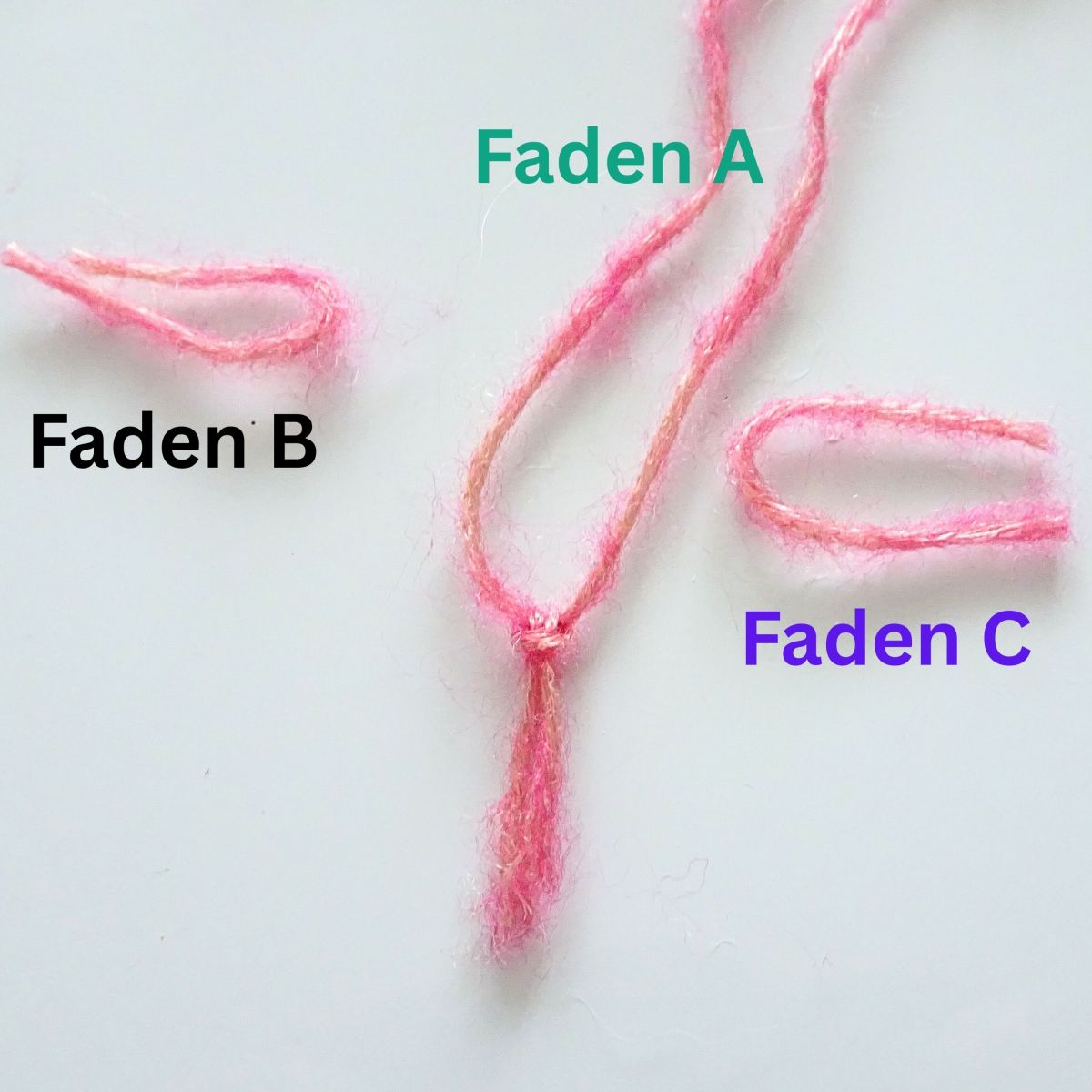 Blog-Inhaltsbild für 'Gehäkelte und geknüpfte Woll-Federn – 2 kostenlose Anleitungen für Handarbeits-Projekte, z.B. Ostereier-Deko'