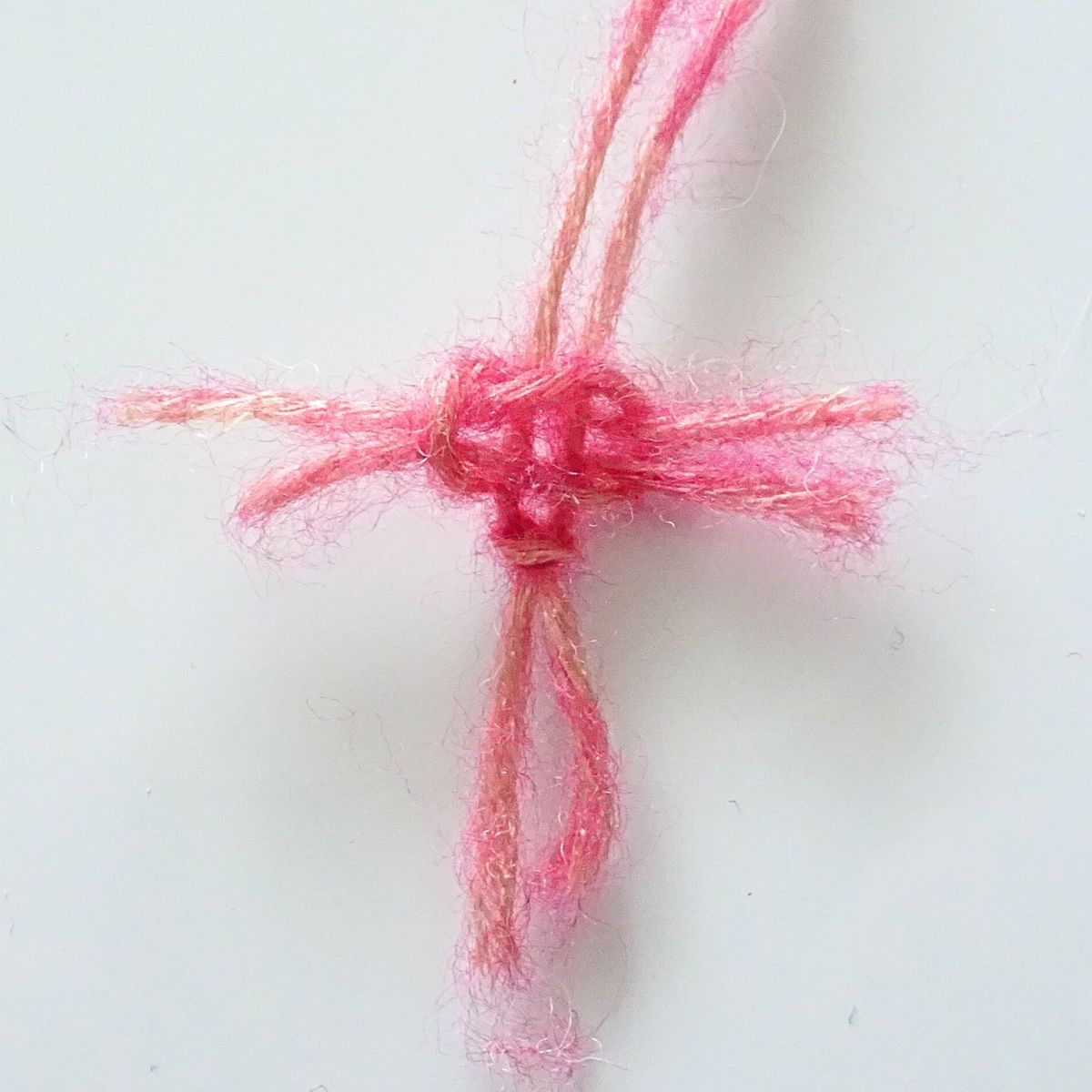 Blog-Inhaltsbild für 'Gehäkelte und geknüpfte Woll-Federn – 2 kostenlose Anleitungen für Handarbeits-Projekte, z.B. Ostereier-Deko'