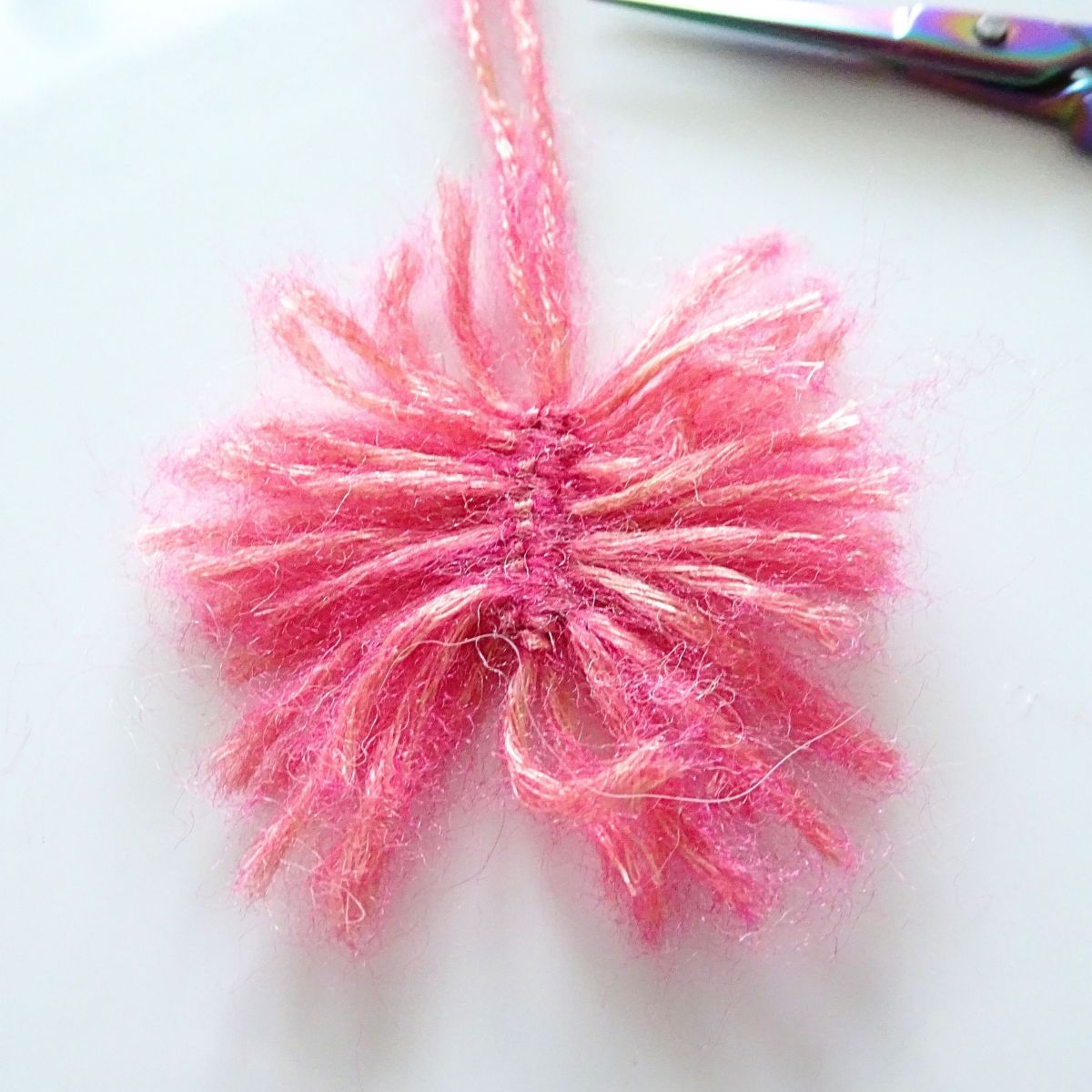 Blog-Inhaltsbild für 'Gehäkelte und geknüpfte Woll-Federn – 2 kostenlose Anleitungen für Handarbeits-Projekte, z.B. Ostereier-Deko'