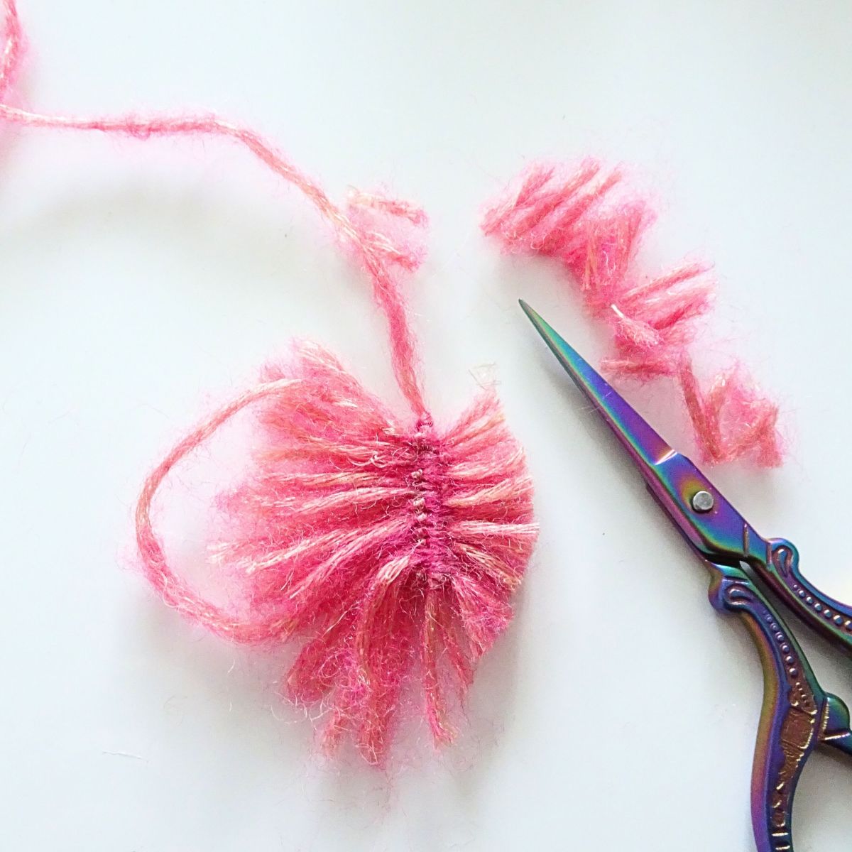 Blog-Inhaltsbild für 'Gehäkelte und geknüpfte Woll-Federn – 2 kostenlose Anleitungen für Handarbeits-Projekte, z.B. Ostereier-Deko'