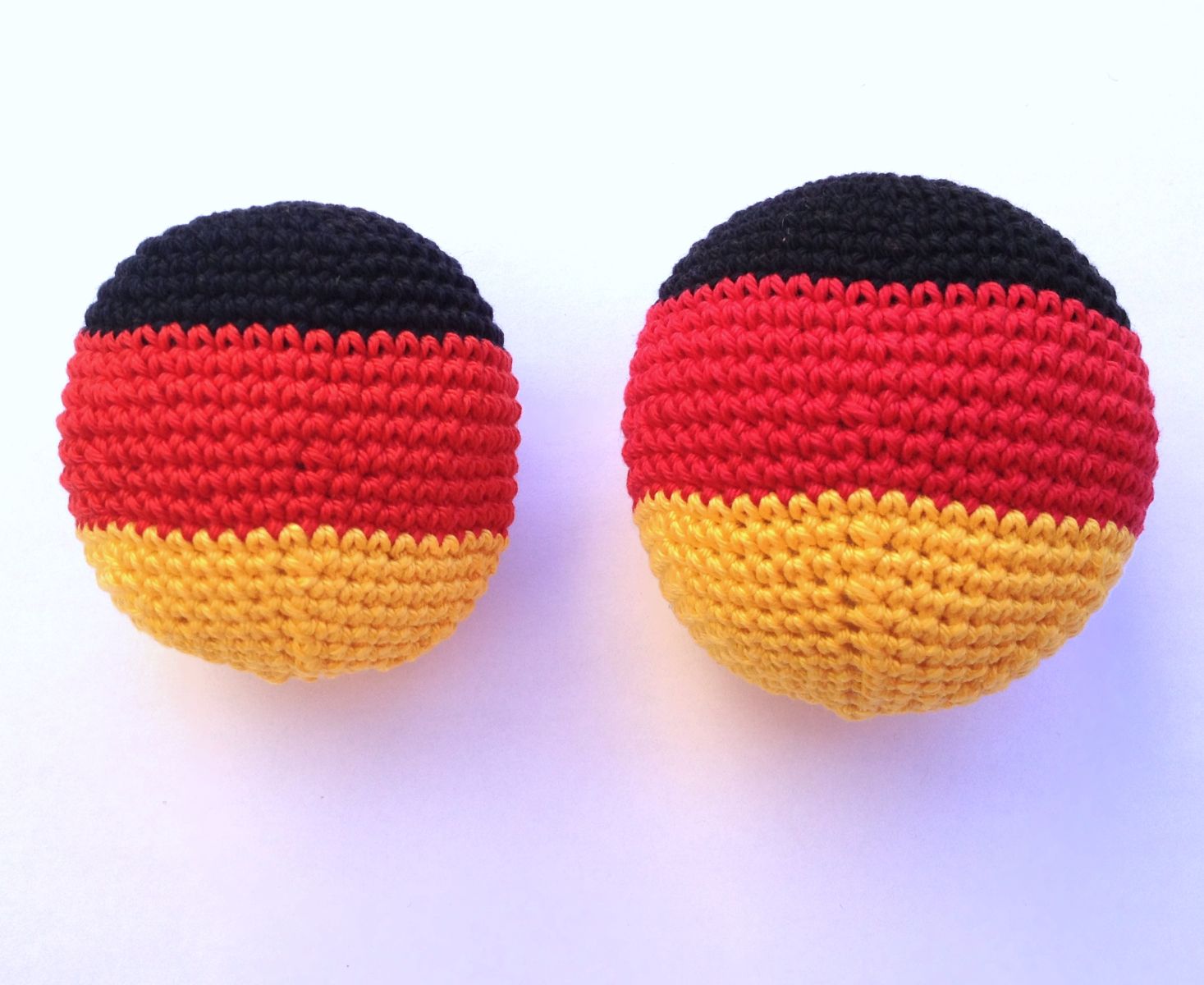 Blog-Inhaltsbild für 'Kleiner Häkelball in Deutschland-Farben - zum Knautschen, Spielen, Festhalten, Mitfiebern für die WM 2026'