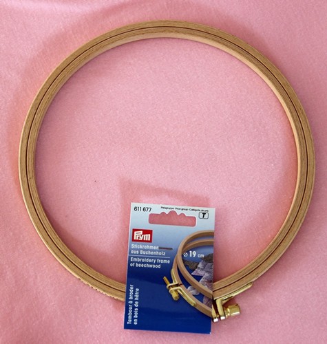 Blog-Inhaltsbild für 'Kostenlose Anleitung: So wird aus einem alten Stickring ein origineller Bilderrahmen!'