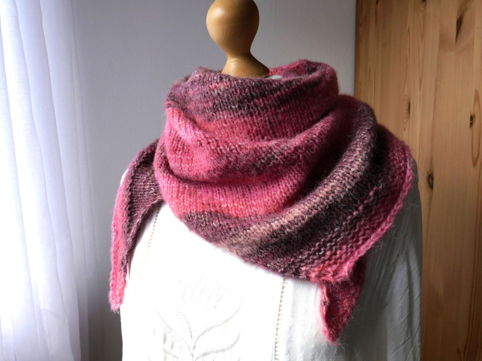 Blog-Inhaltsbild für 'Free Knitting Pattern “Kylie” – An Asymmetrical Shawl for Beginners'