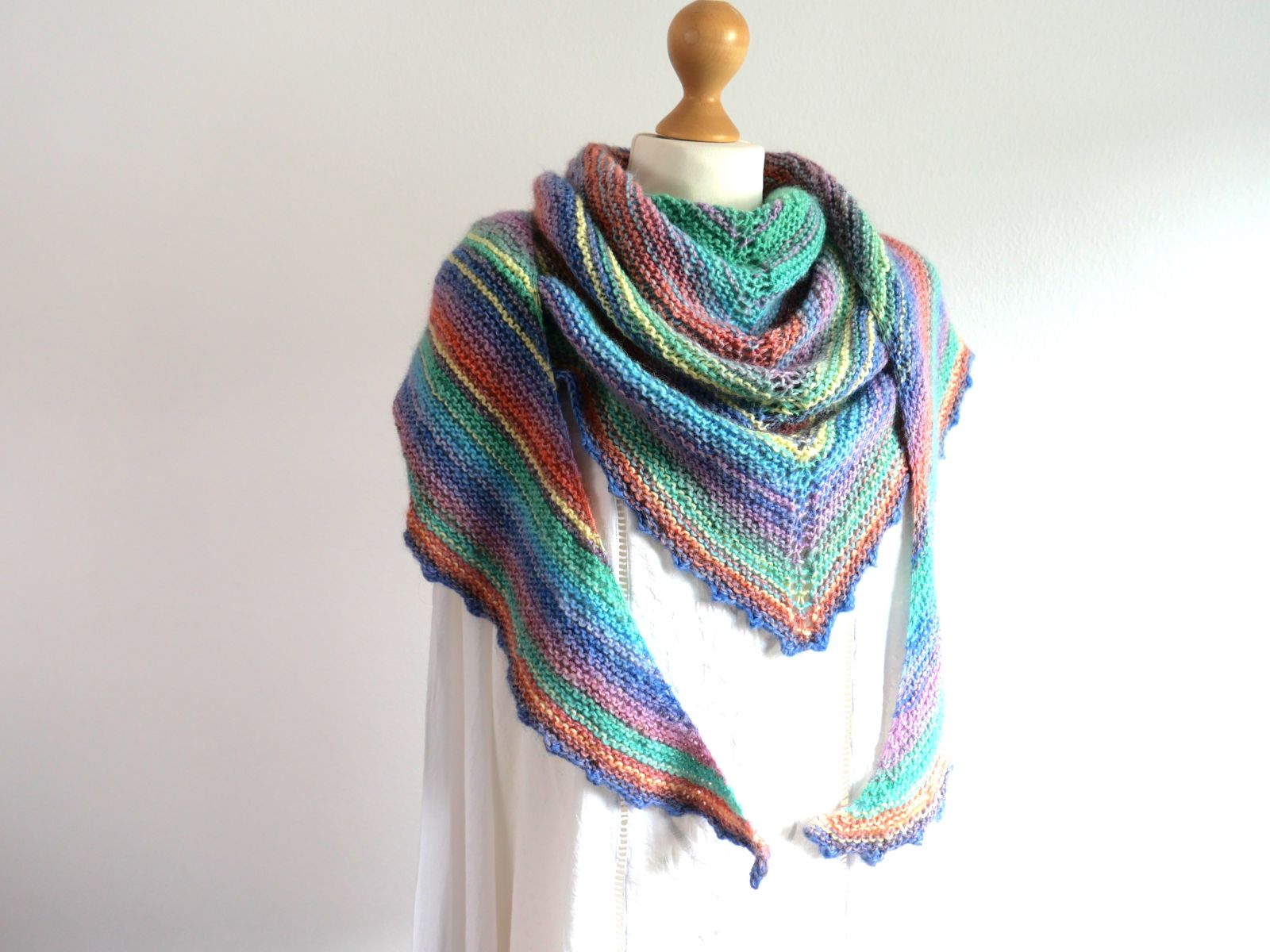 Blog-Inhaltsbild für 'Kostenlose Strickanleitung „Schwalbe“ – ein Tuch, das etwas anders ist'