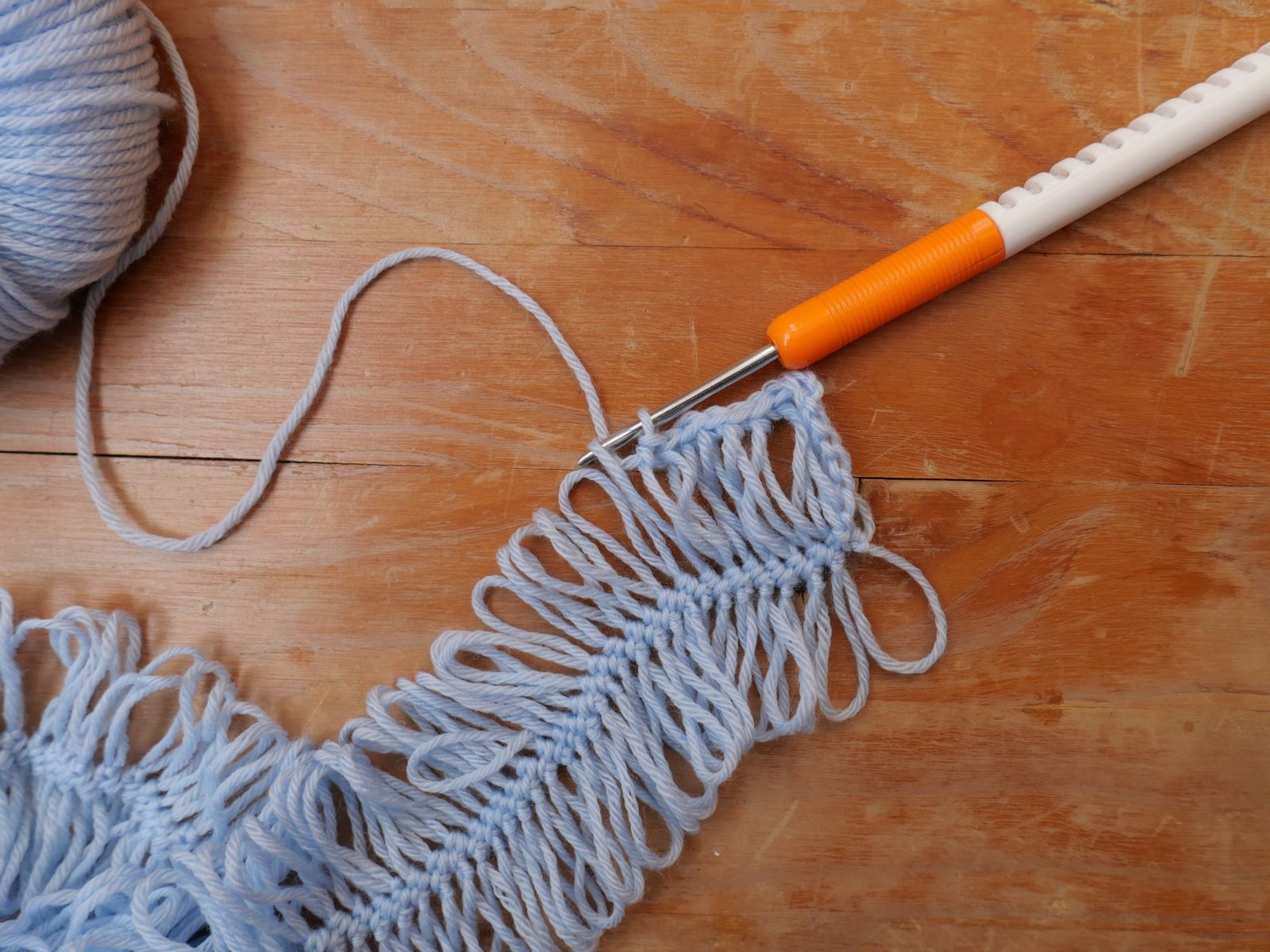 Blog-Inhaltsbild für 'Alte Liebe rostet nicht: Gabelhäkeln Teil 2 – Kostenlose Anleitung für einen charmanten Schal'