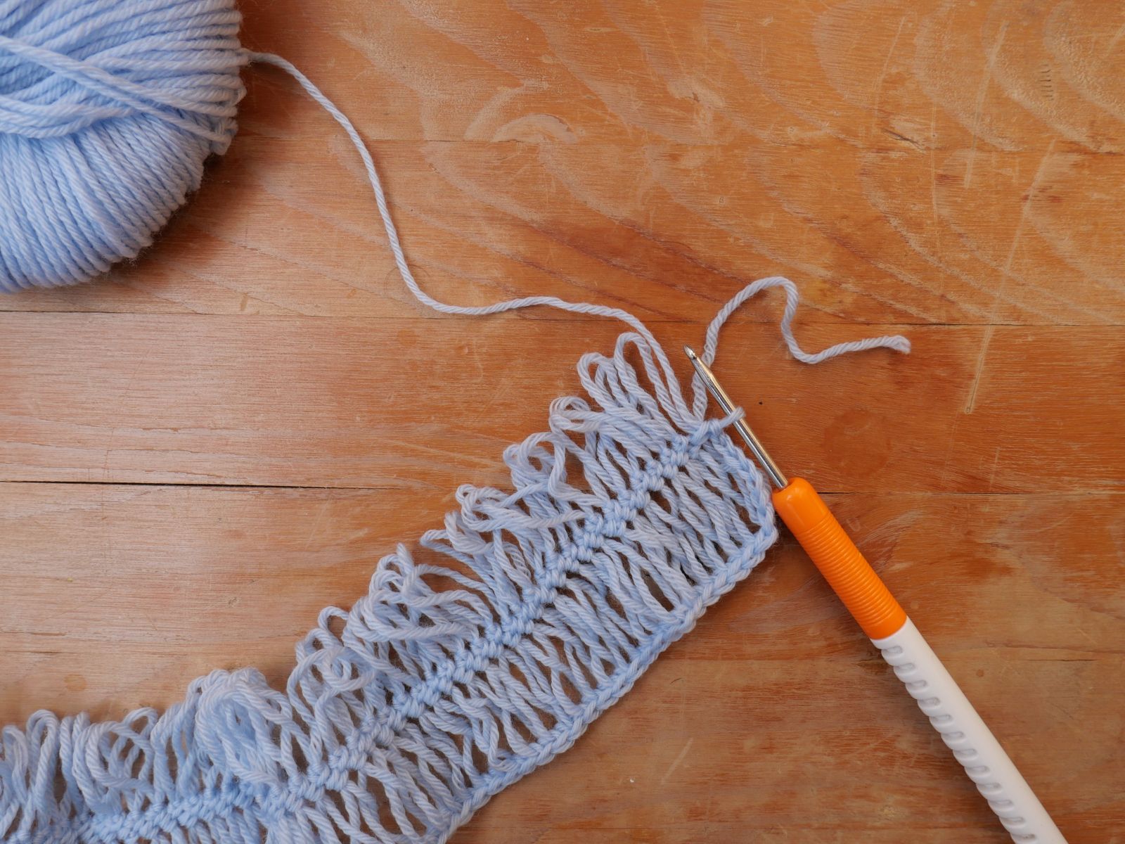 Blog-Inhaltsbild für 'Alte Liebe rostet nicht: Gabelhäkeln Teil 2 – Kostenlose Anleitung für einen charmanten Schal'