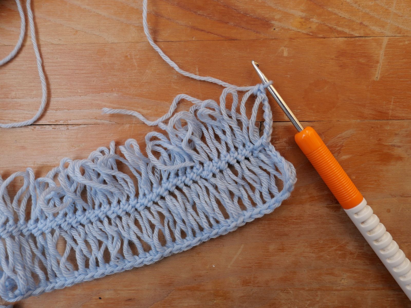 Blog-Inhaltsbild für 'Alte Liebe rostet nicht: Gabelhäkeln Teil 2 – Kostenlose Anleitung für einen charmanten Schal'