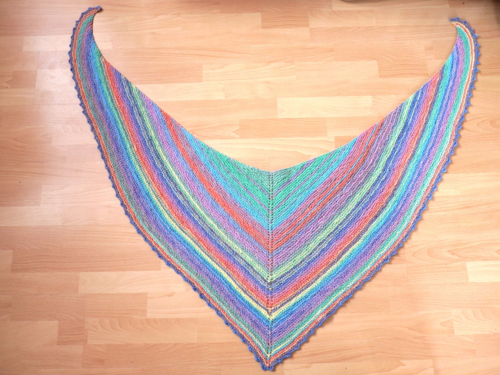 Blog-Inhaltsbild für 'Kostenlose Strickanleitung „Schwalbe“ – ein Tuch, das etwas anders ist'