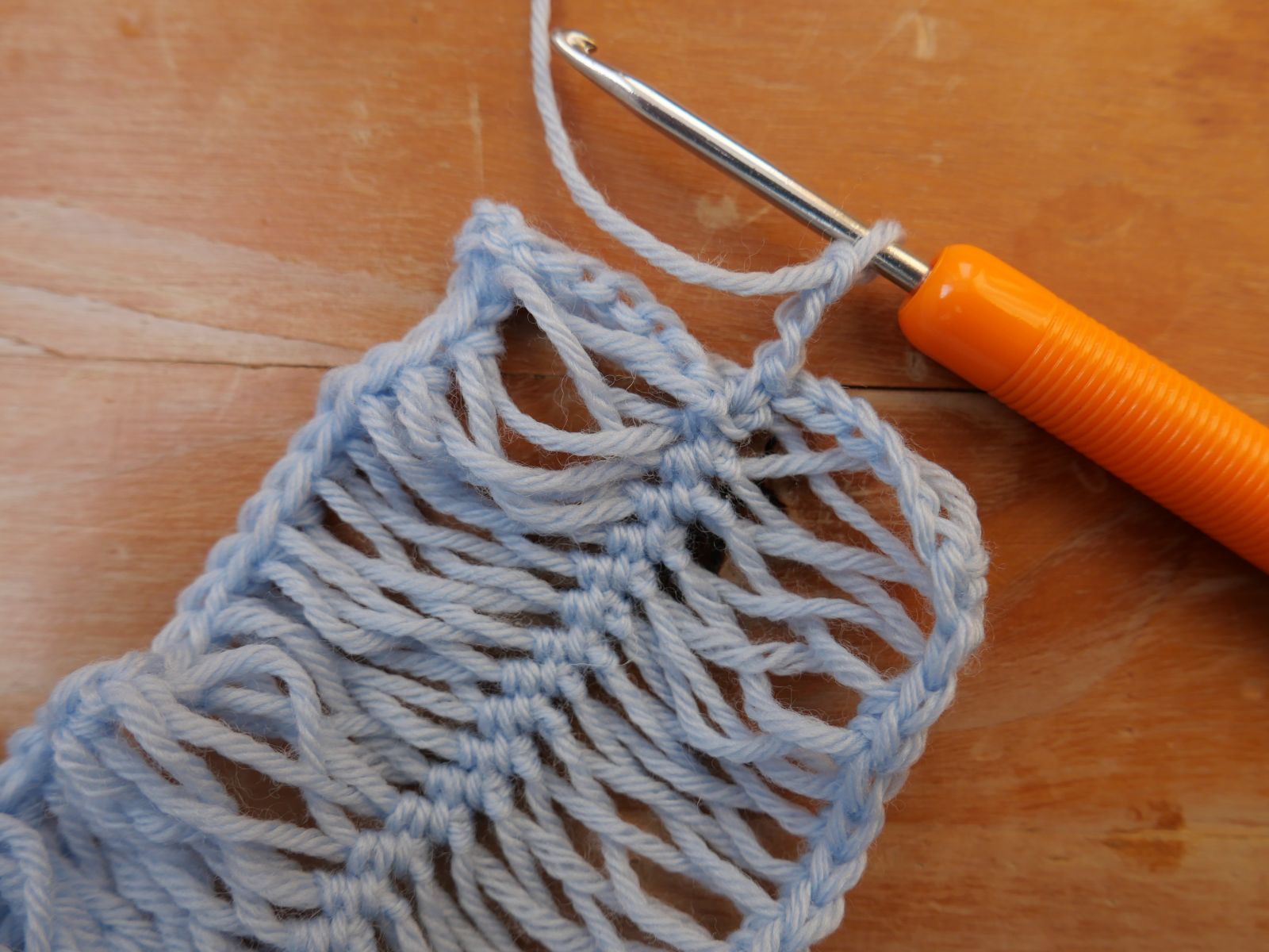 Blog-Inhaltsbild für 'Alte Liebe rostet nicht: Gabelhäkeln Teil 2 – Kostenlose Anleitung für einen charmanten Schal'