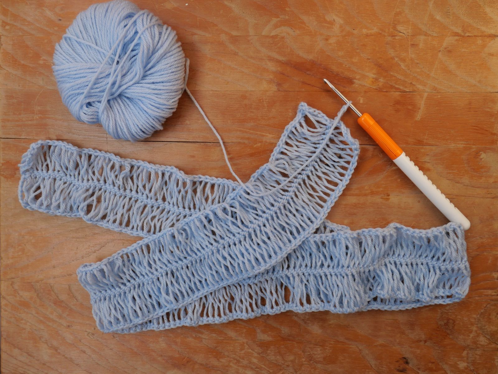 Blog-Inhaltsbild für 'Alte Liebe rostet nicht: Gabelhäkeln Teil 2 – Kostenlose Anleitung für einen charmanten Schal'