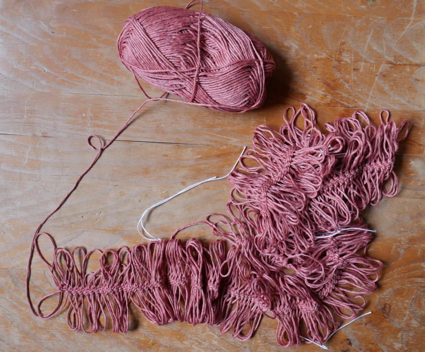 Blog-Inhaltsbild für 'Zeit für ein Comeback: Gabelhäkeln – eine fast vergessene Technik, die mein Herz im Sturm erobert hat'