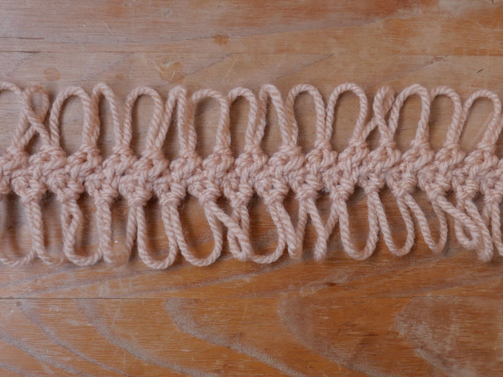 Blog-Inhaltsbild für 'Auf die inneren Werte kommt es an – Gabelhäkeln Teil 4: Die Mittelrippe kreativ gestalten Kostenlose Anleitung für einen luftig frischen Laceschal'