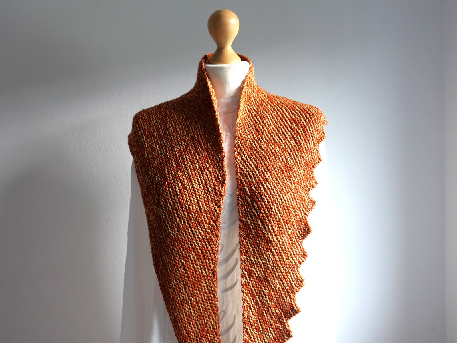 Blog-Inhaltsbild für 'Free Knitting Pattern “Zackenbarsch” – A Scarf with a Special Shape'