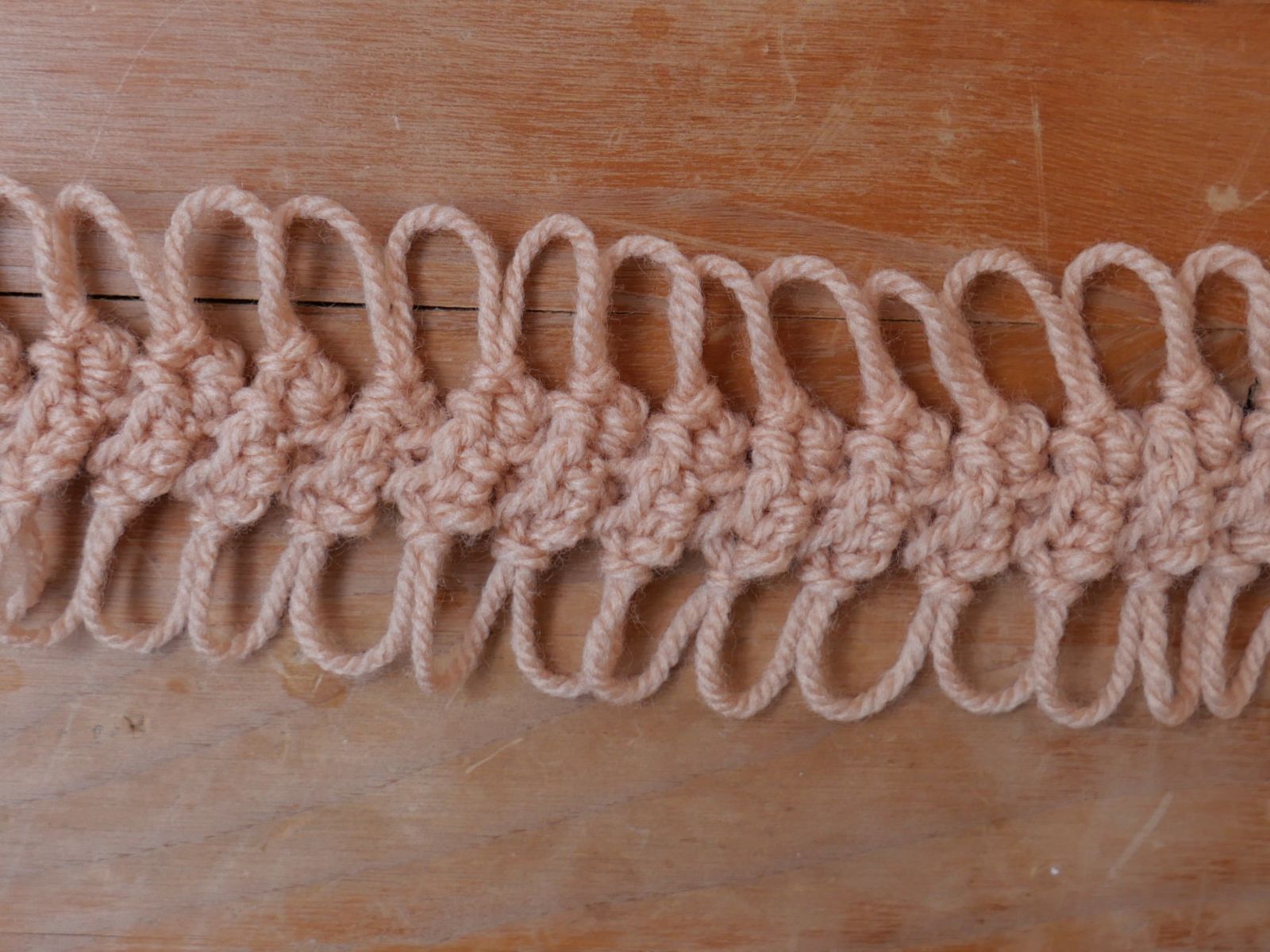 Blog-Inhaltsbild für 'Auf die inneren Werte kommt es an – Gabelhäkeln Teil 4: Die Mittelrippe kreativ gestalten Kostenlose Anleitung für einen luftig frischen Laceschal'