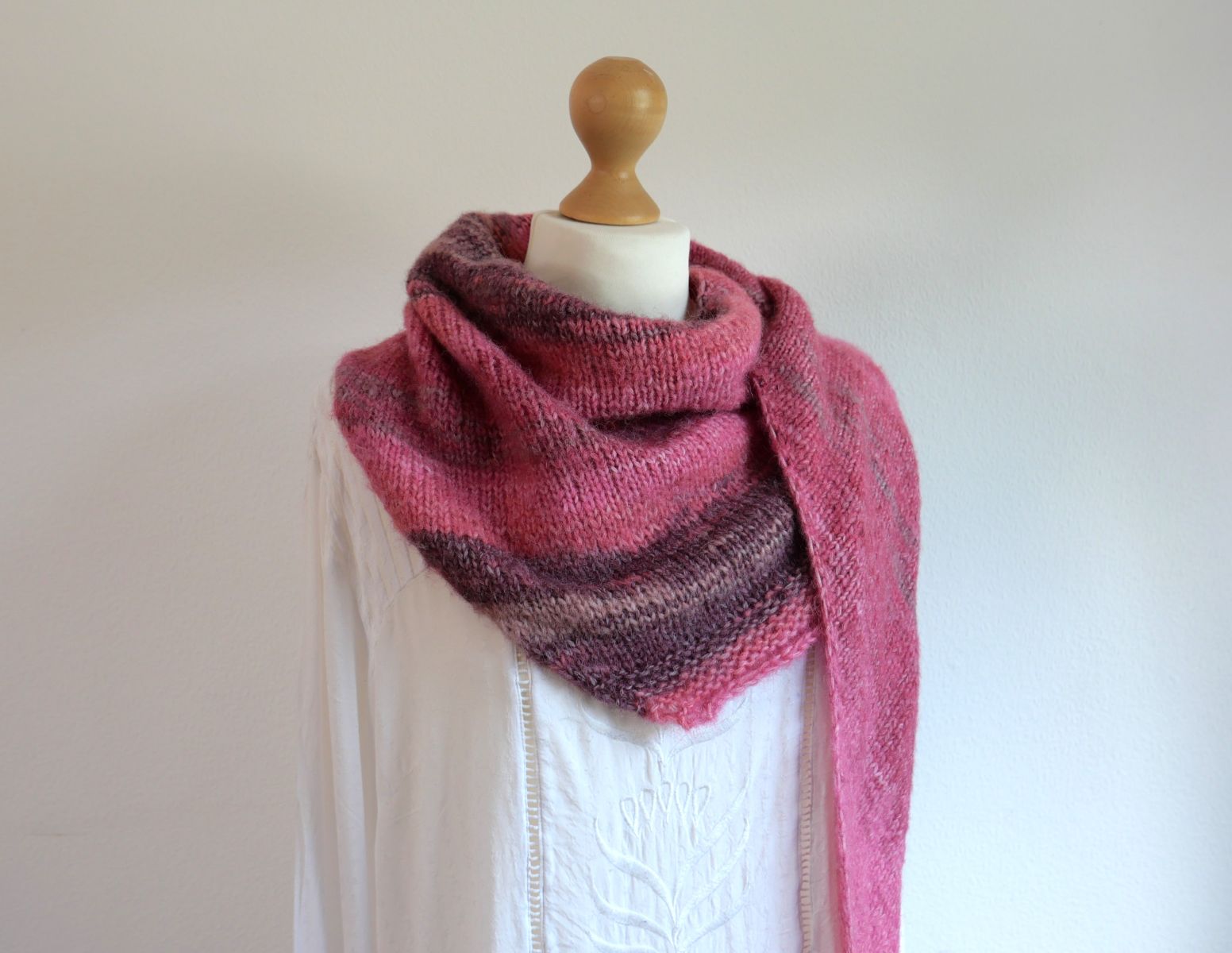Blog-Inhaltsbild für 'Kostenlose Strickanleitung für das asymmetrische Stricktuch „Kylie“'