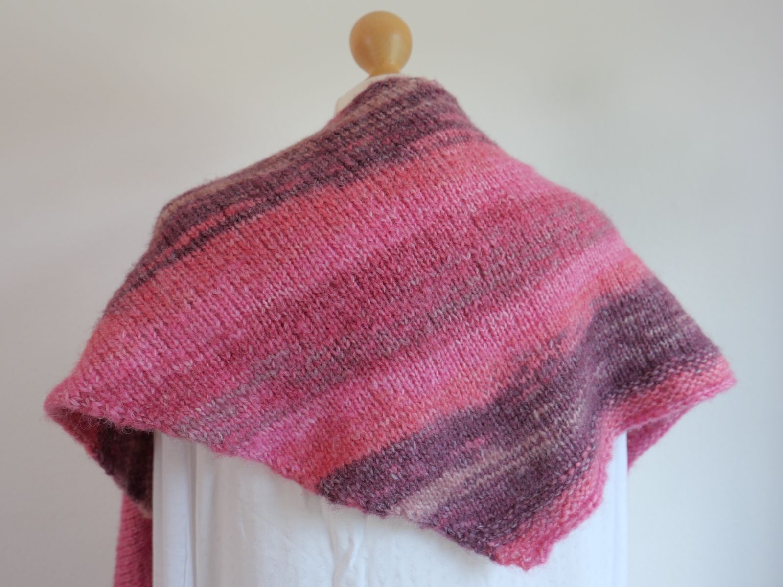 Blog-Inhaltsbild für 'Kostenlose Strickanleitung für das asymmetrische Stricktuch „Kylie“'