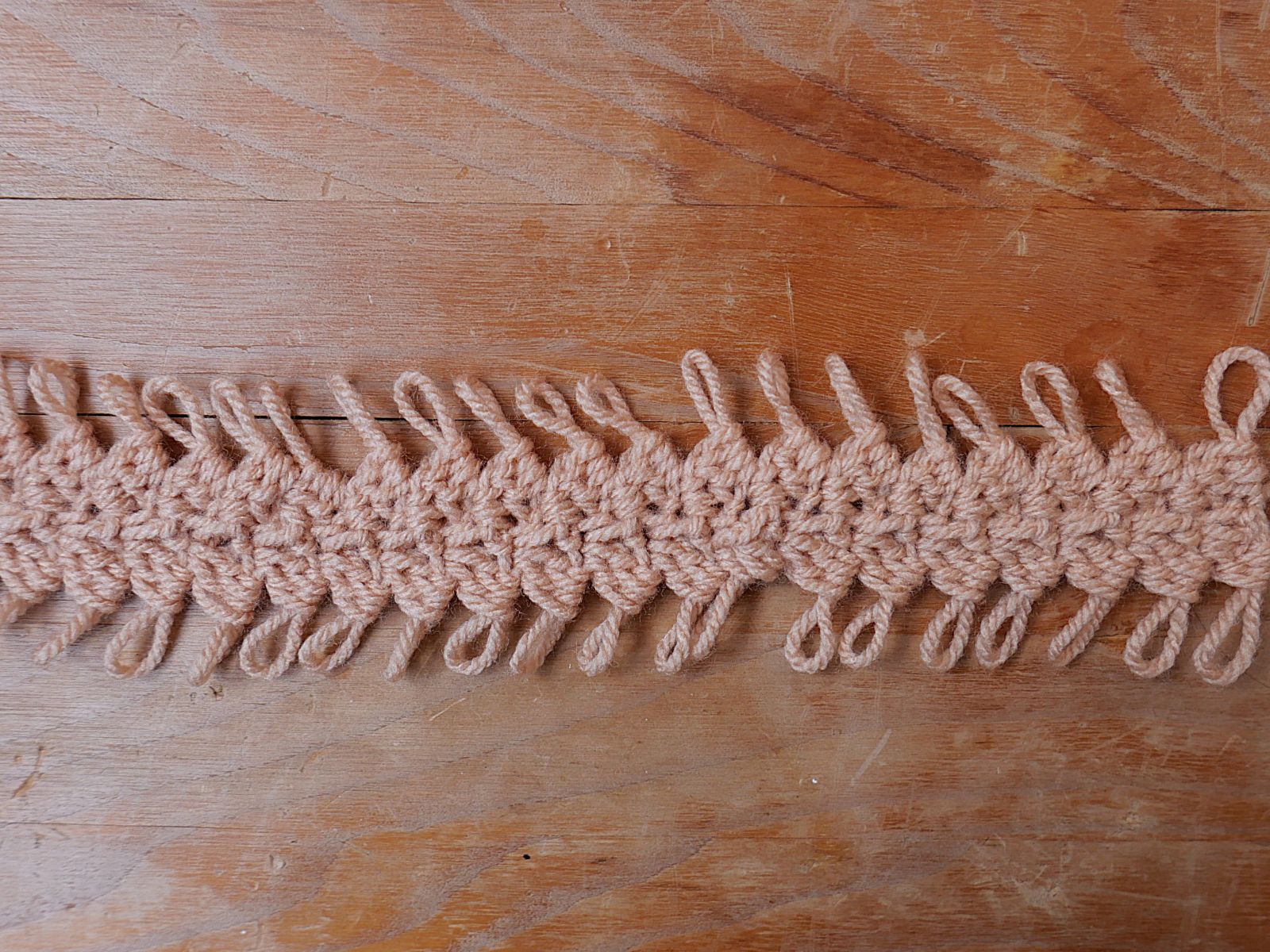 Blog-Inhaltsbild für 'Auf die inneren Werte kommt es an – Gabelhäkeln Teil 4: Die Mittelrippe kreativ gestalten Kostenlose Anleitung für einen luftig frischen Laceschal'