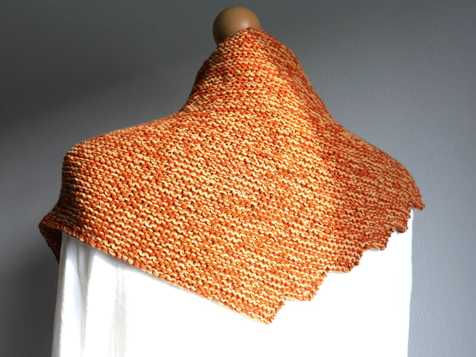 Blog-Inhaltsbild für 'Free Knitting Pattern “Zackenbarsch” – A Scarf with a Special Shape'
