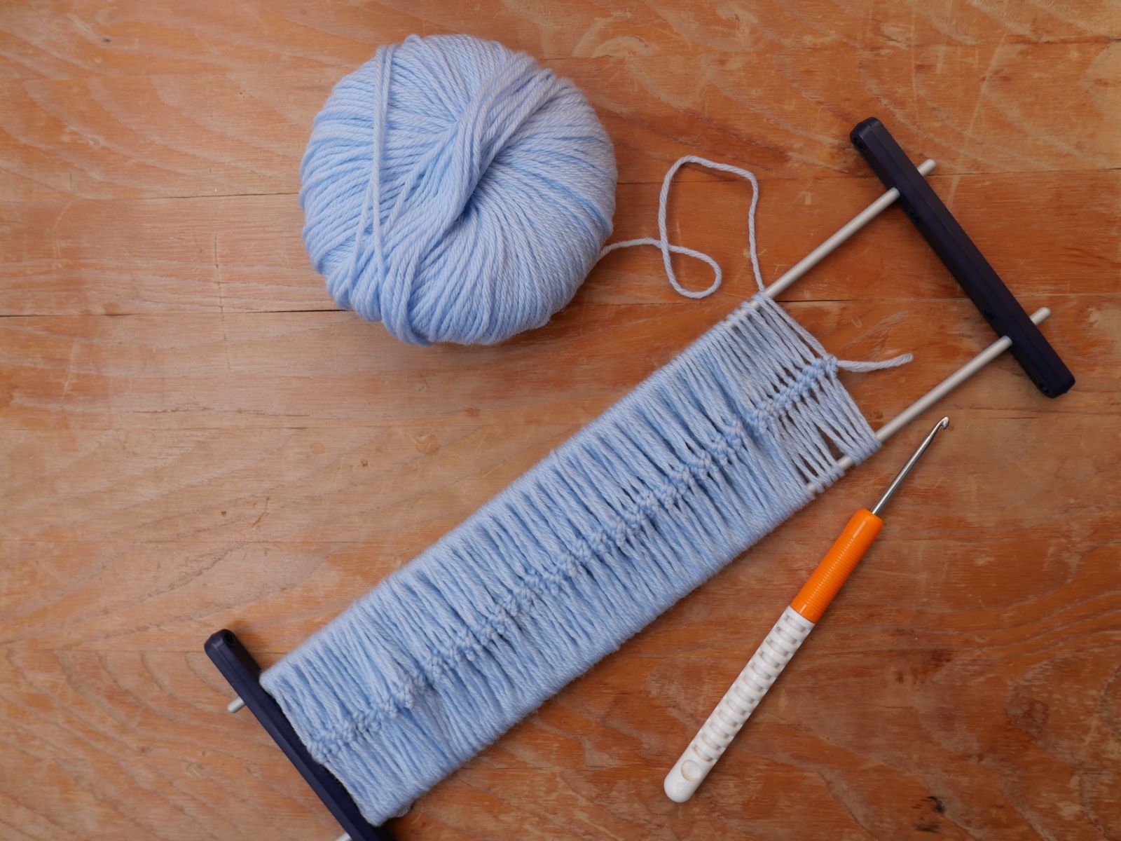 Blog-Inhaltsbild für 'Alte Liebe rostet nicht: Gabelhäkeln Teil 2 – Kostenlose Anleitung für einen charmanten Schal'