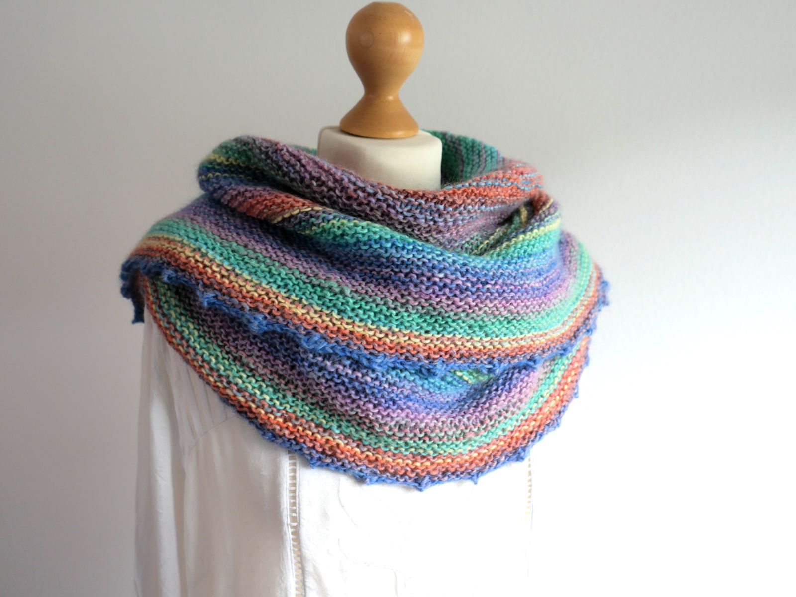 Blog-Inhaltsbild für 'Free Knitting Pattern “Schwalbe” – A Shawl That’s a Little Different'