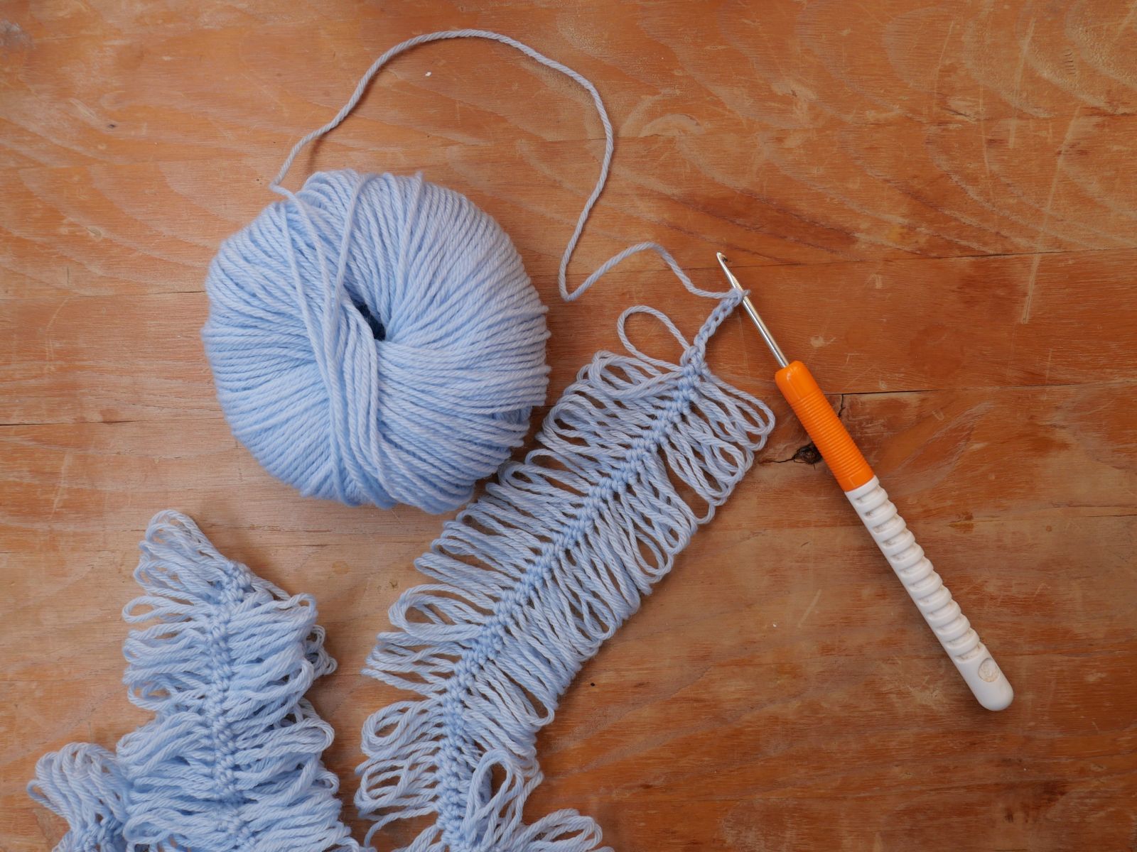 Blog-Inhaltsbild für 'Alte Liebe rostet nicht: Gabelhäkeln Teil 2 – Kostenlose Anleitung für einen charmanten Schal'