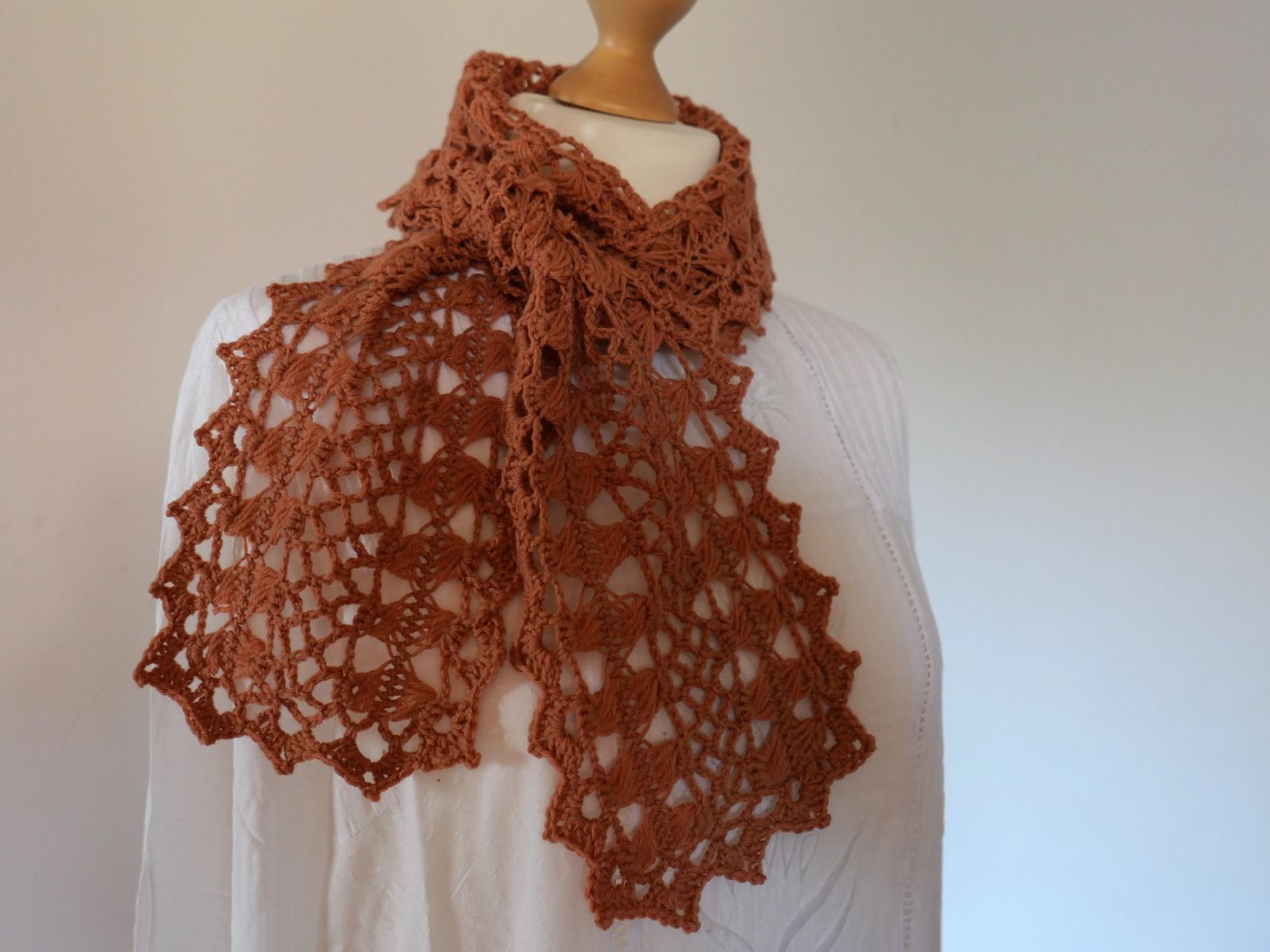 Blog-Inhaltsbild für 'Weil zusammen einfach schöner ist – Gabelhäkeln Teil 3: Schlingenbahnen verbinden Kostenlose Anleitung für einen eleganten Gabelhäkelschal'