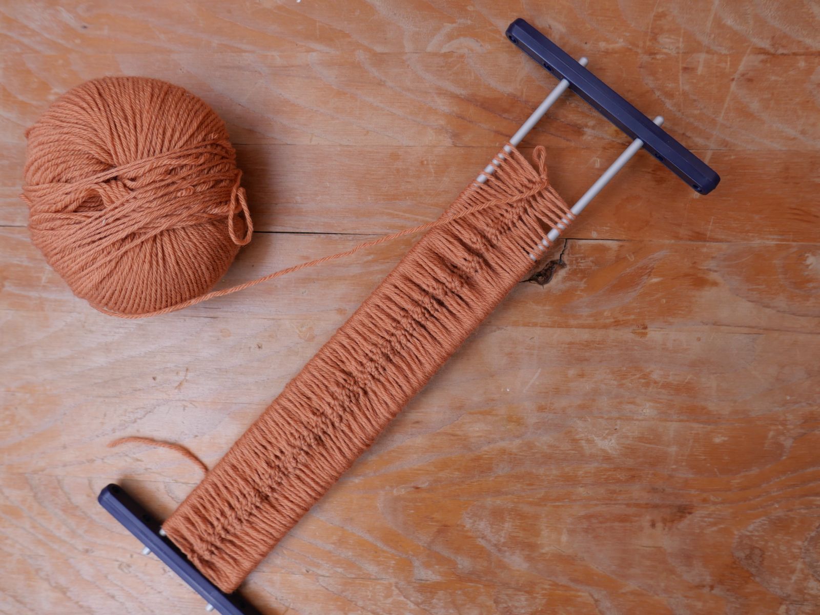 Blog-Inhaltsbild für 'Weil zusammen einfach schöner ist – Gabelhäkeln Teil 3: Schlingenbahnen verbinden Kostenlose Anleitung für einen eleganten Gabelhäkelschal'