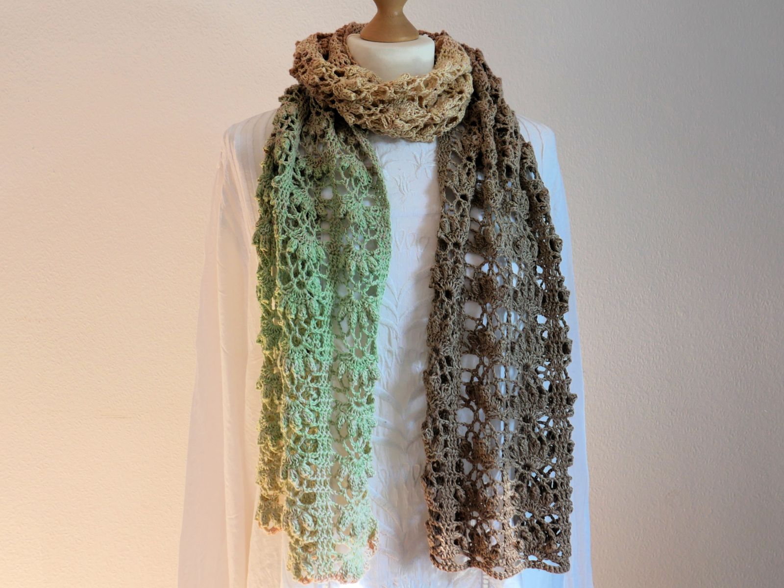 Blog-Inhaltsbild für 'Blumen, Muster & Geschichte – wenn Garn zu Sprache wird / Kostenlose Anleitung für den Häkelschal Blumenrabatte'