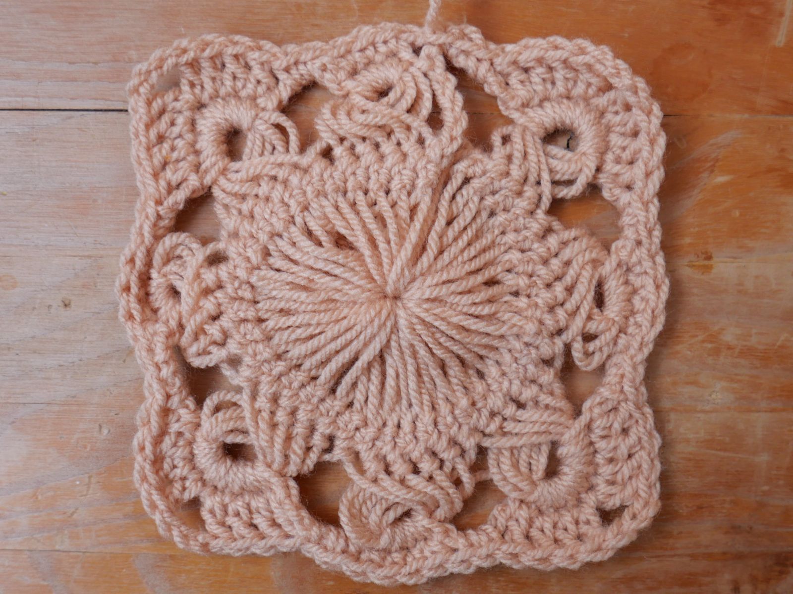 Blog-Inhaltsbild für 'Was zusammengehört, wächst zusammen – Gabelhäkeln Teil 5: 12-Ecke verbinden & umrahmen – Kostenlose Anleitung für einen Gabelhäkelschal'