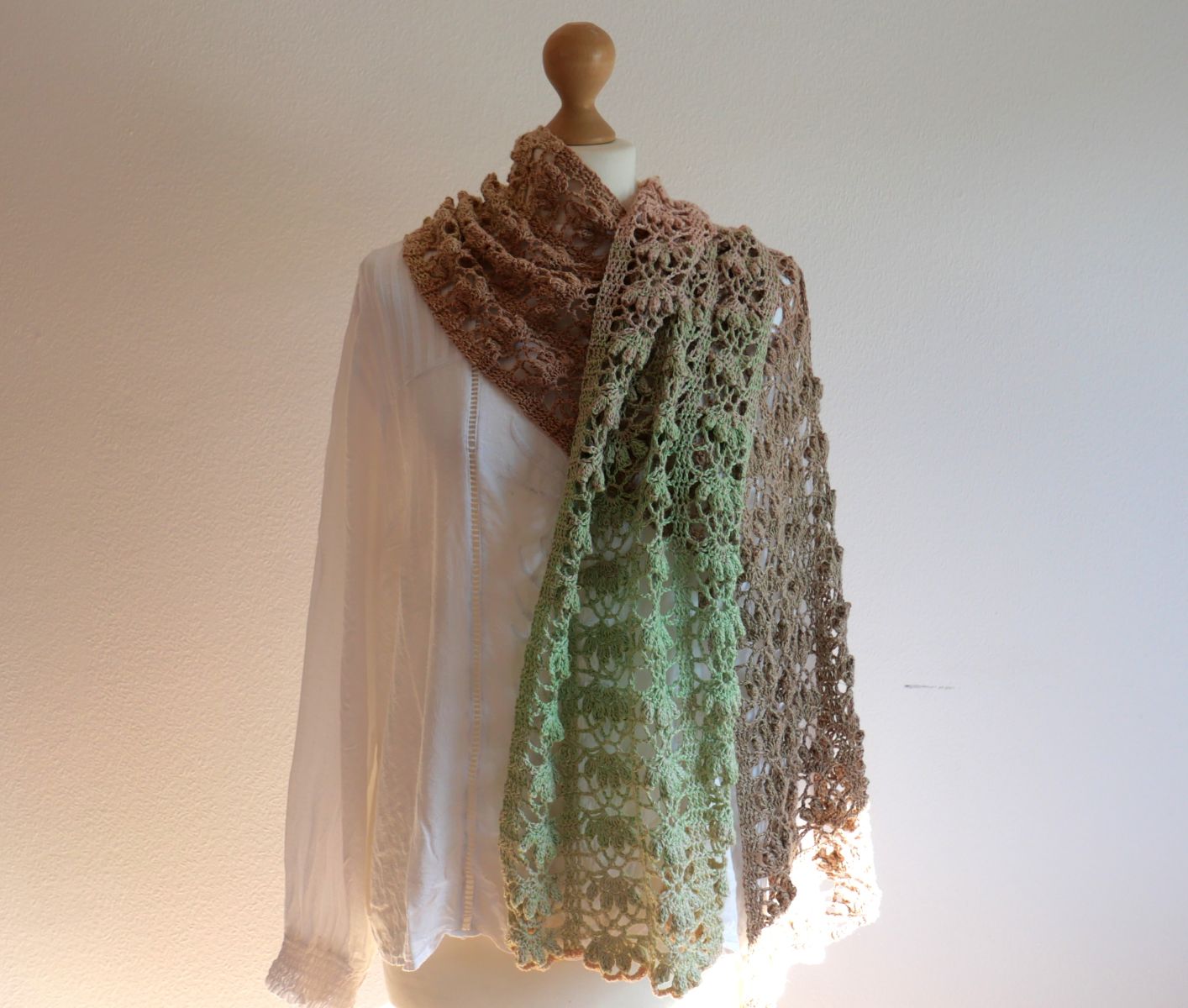 Blog-Inhaltsbild für 'Blumen, Muster & Geschichte – wenn Garn zu Sprache wird / Kostenlose Anleitung für den Häkelschal Blumenrabatte'