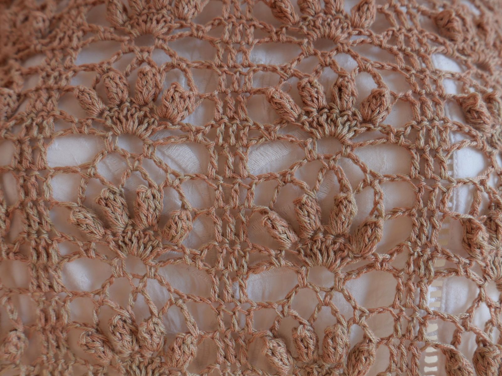 Blog-Inhaltsbild für 'Blumen, Muster & Geschichte – wenn Garn zu Sprache wird / Kostenlose Anleitung für den Häkelschal Blumenrabatte'