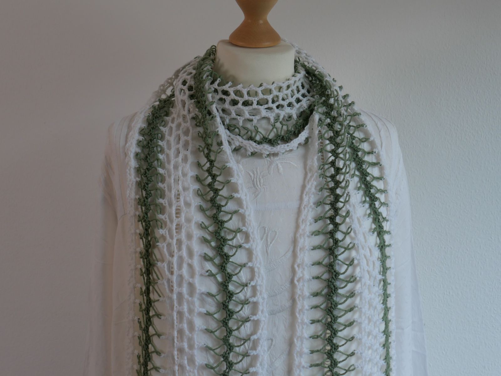Blog-Inhaltsbild für 'Auf die inneren Werte kommt es an – Gabelhäkeln Teil 4: Die Mittelrippe kreativ gestalten Kostenlose Anleitung für einen luftig frischen Laceschal'
