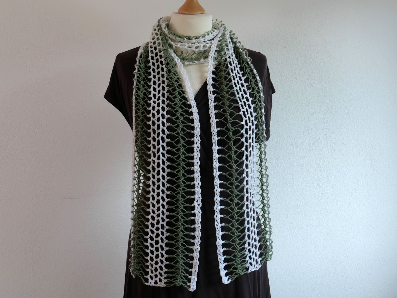 Blog-Inhaltsbild für 'Auf die inneren Werte kommt es an – Gabelhäkeln Teil 4: Die Mittelrippe kreativ gestalten Kostenlose Anleitung für einen luftig frischen Laceschal'