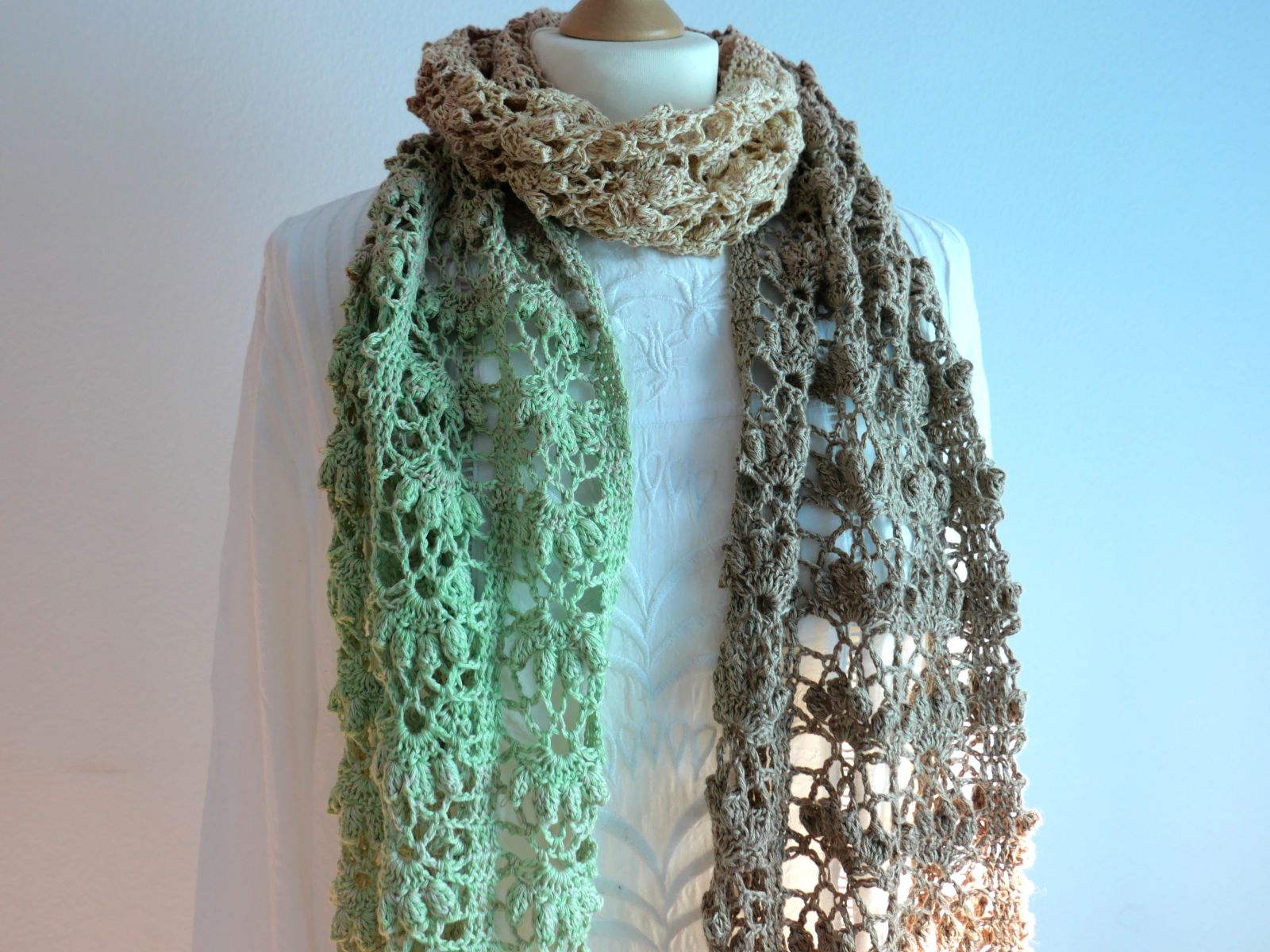 Blog-Inhaltsbild für 'Blumen, Muster & Geschichte – wenn Garn zu Sprache wird / Kostenlose Anleitung für den Häkelschal Blumenrabatte'