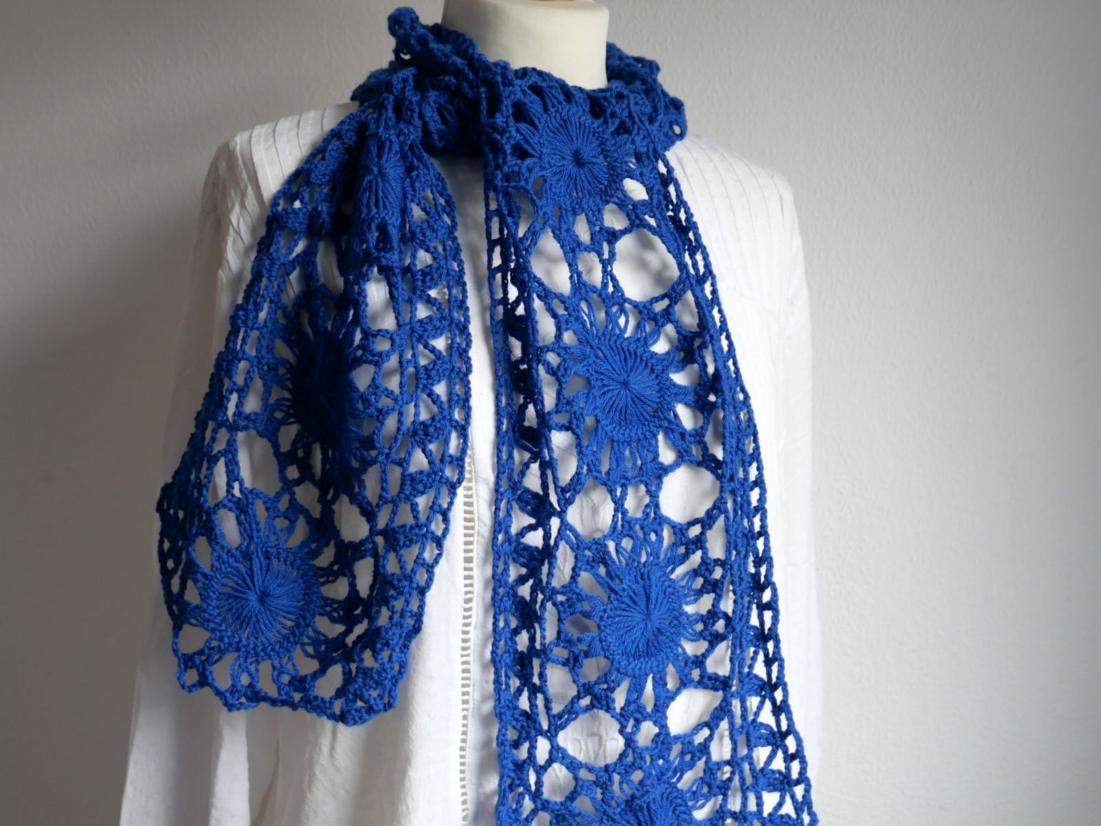 Blog-Inhaltsbild für 'Was zusammengehört, wächst zusammen – Gabelhäkeln Teil 5: 12-Ecke verbinden & umrahmen – Kostenlose Anleitung für einen Gabelhäkelschal'