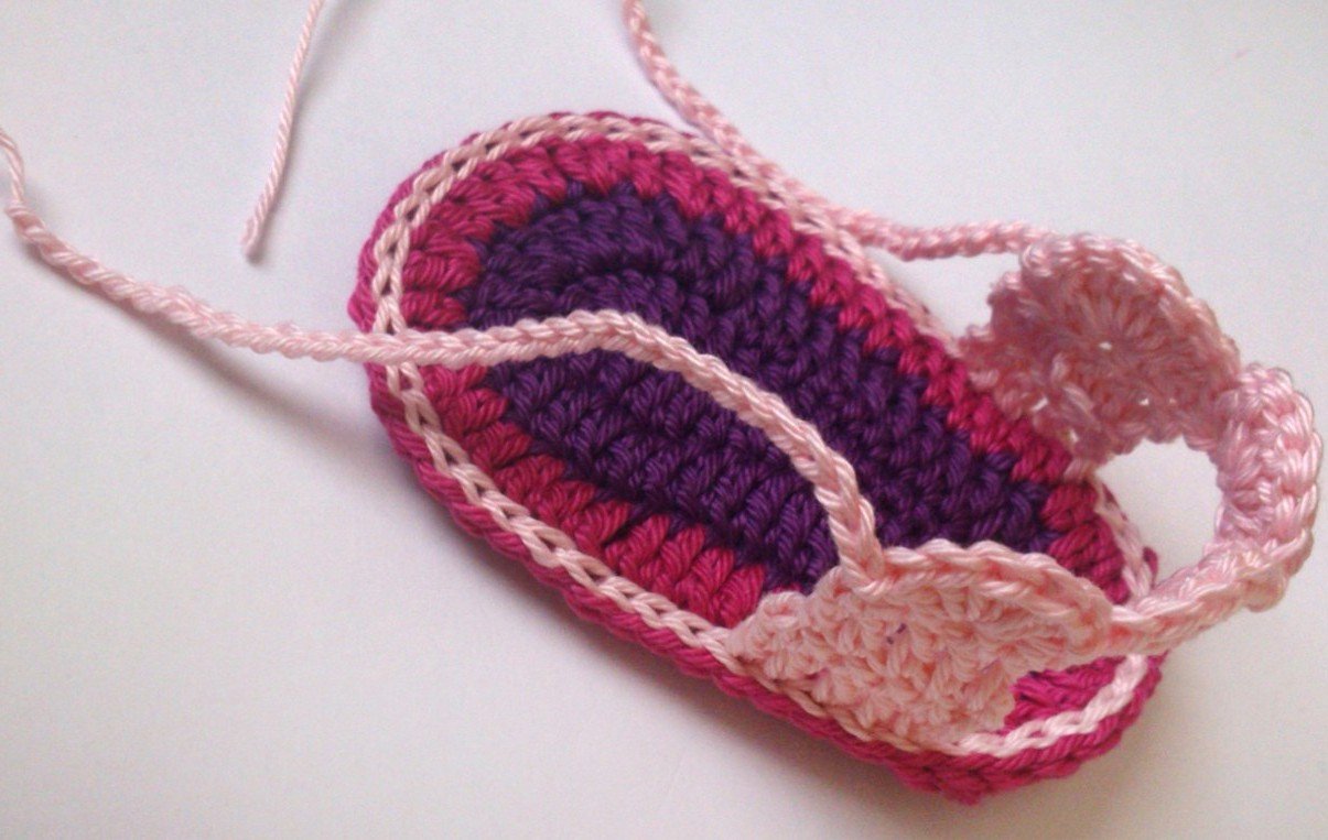 Blog-Inhaltsbild für 'Häkelanleitung Baby-Schuhe für Jungen & Mädchen'
