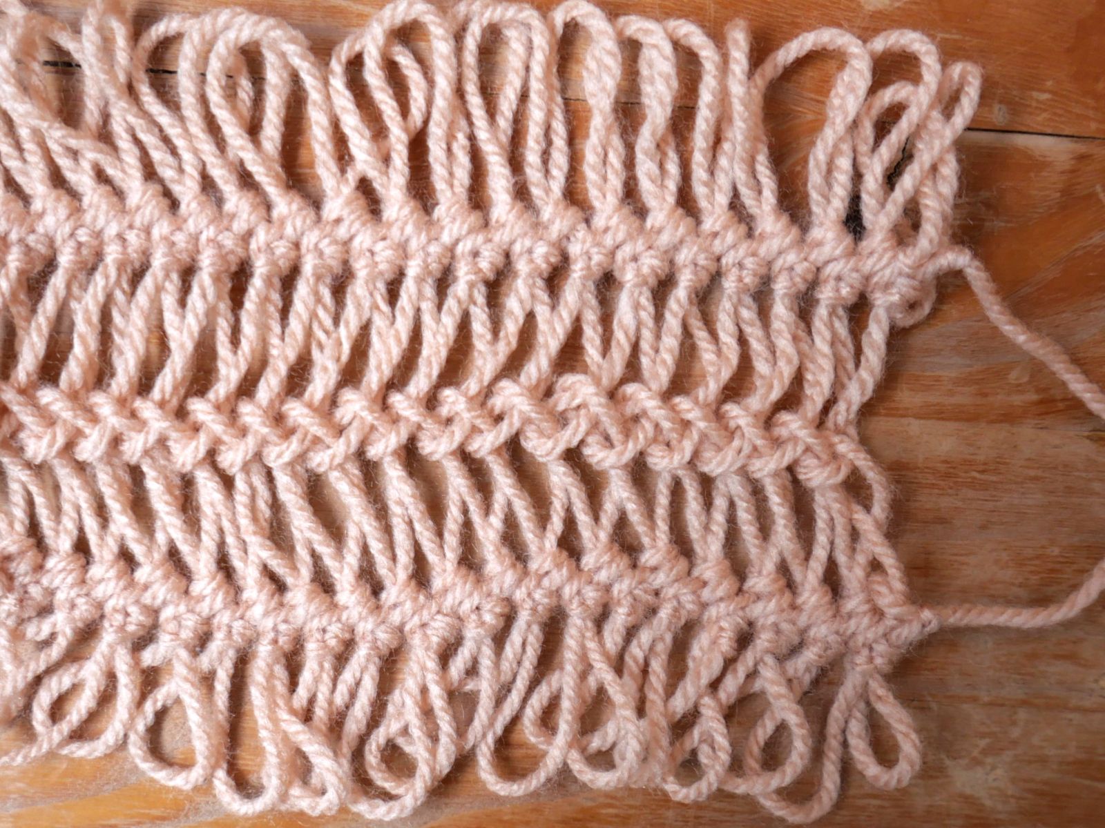 Blog-Inhaltsbild für 'Weil zusammen einfach schöner ist – Gabelhäkeln Teil 3: Schlingenbahnen verbinden Kostenlose Anleitung für einen eleganten Gabelhäkelschal'