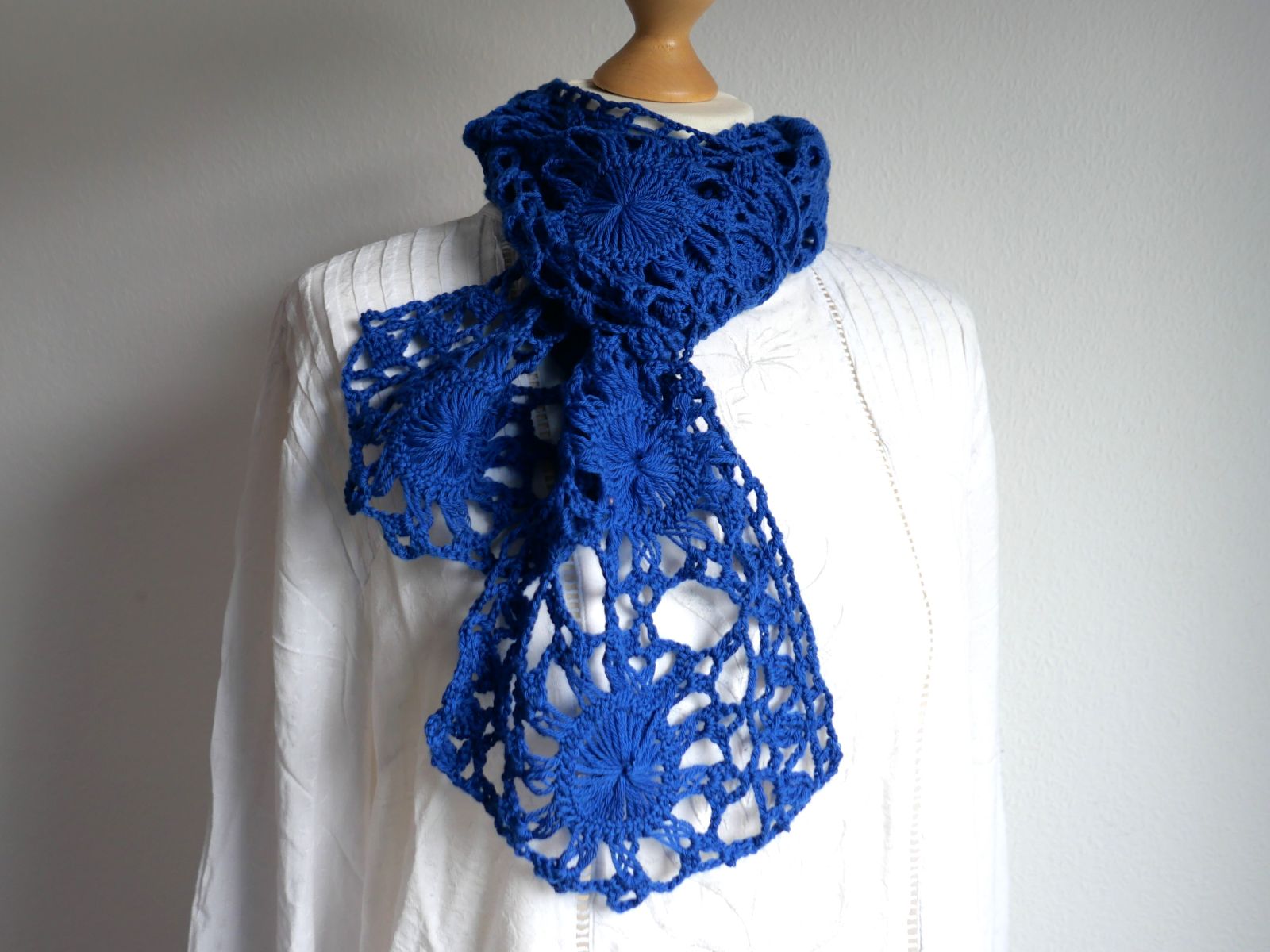 Blog-Inhaltsbild für 'Was zusammengehört, wächst zusammen – Gabelhäkeln Teil 5: 12-Ecke verbinden & umrahmen – Kostenlose Anleitung für einen Gabelhäkelschal'