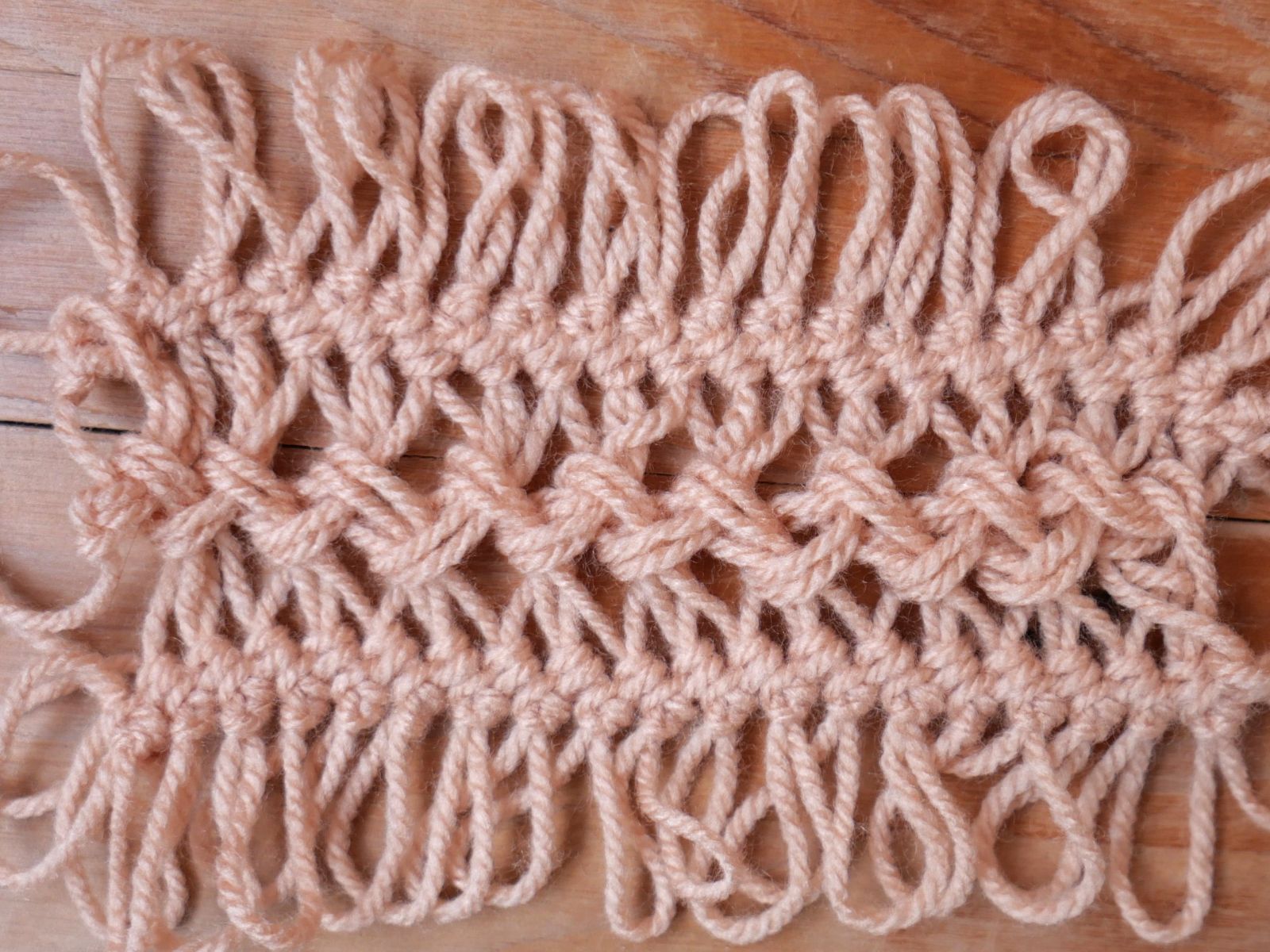 Blog-Inhaltsbild für 'Weil zusammen einfach schöner ist – Gabelhäkeln Teil 3: Schlingenbahnen verbinden Kostenlose Anleitung für einen eleganten Gabelhäkelschal'