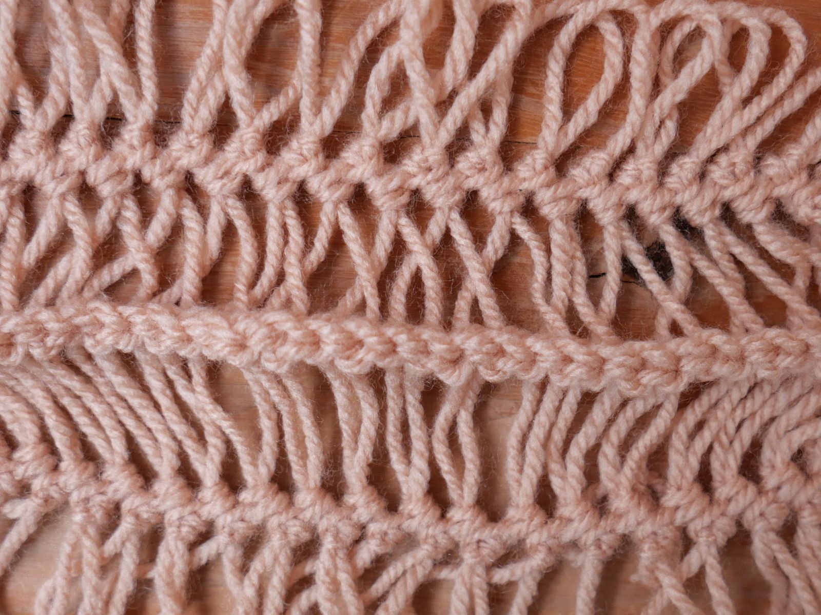 Blog-Inhaltsbild für 'Weil zusammen einfach schöner ist – Gabelhäkeln Teil 3: Schlingenbahnen verbinden Kostenlose Anleitung für einen eleganten Gabelhäkelschal'