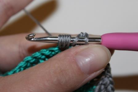 Blog-Inhaltsbild für 'kostenlose Häkelanleitung für eine Baby Mütze mit Tulpenmuster'