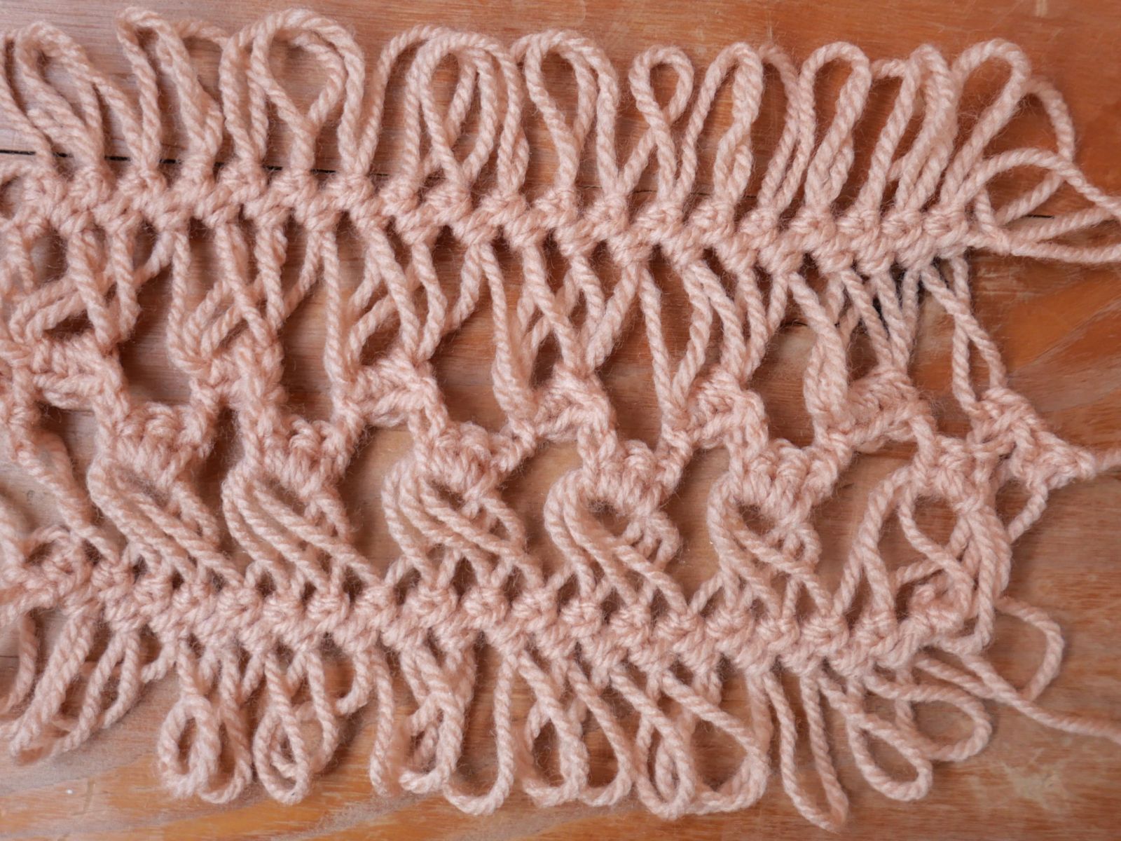 Blog-Inhaltsbild für 'Weil zusammen einfach schöner ist – Gabelhäkeln Teil 3: Schlingenbahnen verbinden Kostenlose Anleitung für einen eleganten Gabelhäkelschal'