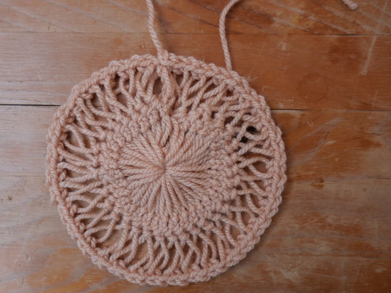 Blog-Inhaltsbild für 'Was zusammengehört, wächst zusammen – Gabelhäkeln Teil 5: 12-Ecke verbinden & umrahmen – Kostenlose Anleitung für einen Gabelhäkelschal'