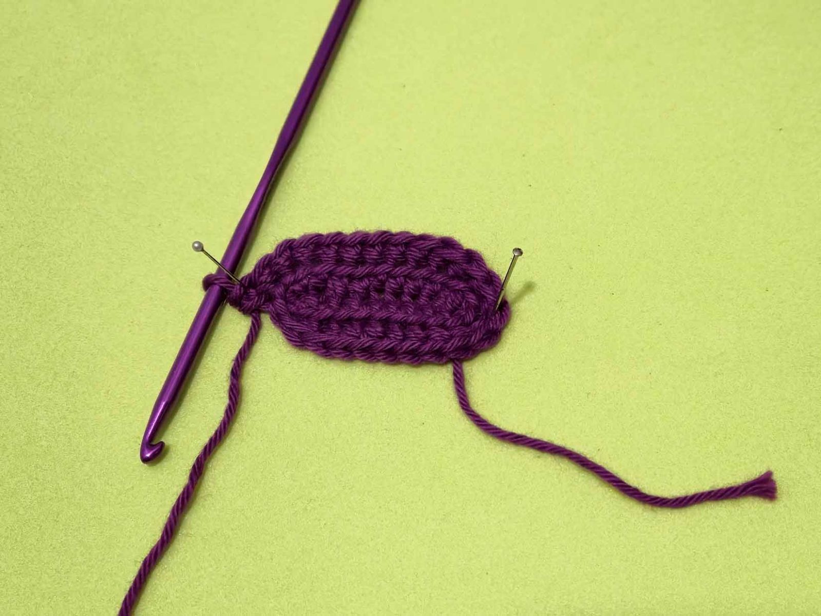 Häkelstück mit festen Maschen, gearbeitet in die hinteren Maschenglieder